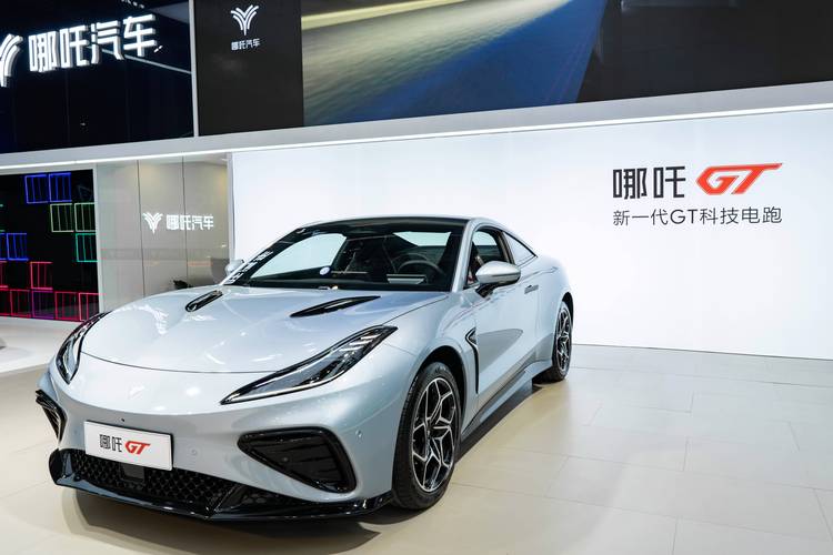 东莞207哪吒汽车在智能汽车领域的表现，领途汽车在新能源汽车市场中的影响力